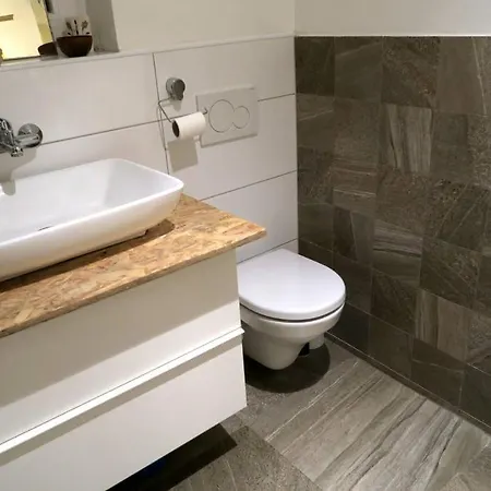 En Homestay With Private Top Floor, 3 Bedrooms, Bathroom, Kitchenette, Host Stays Downstairs With A Cat And 2 Small Dogs --- Cs Soukrome Horni Patro, 3 Loznice, Koupelna, Varic, Balkon - Prizemi Sdilene S Hostitelem, Kockou A 2 Malymi Psy Zlín Exterior photo
