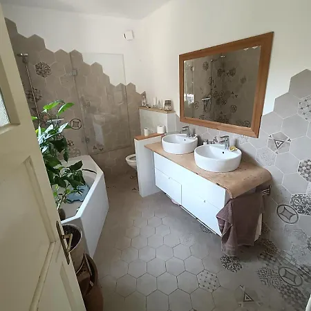 En Homestay With Private Top Floor, 3 Bedrooms, Bathroom, Kitchenette, Host Stays Downstairs With A Cat And 2 Small Dogs --- Cs Soukrome Horni Patro, 3 Loznice, Koupelna, Varic, Balkon - Prizemi Sdilene S Hostitelem, Kockou A 2 Malymi Psy Zlín Exterior photo