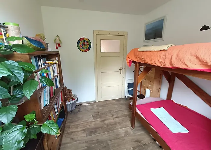 En Homestay With Private Top Floor, 3 Bedrooms, Bathroom, Kitchenette, Host Stays Downstairs With A Cat And 2 Small Dogs --- Cs Soukrome Horni Patro, 3 Loznice, Koupelna, Varic, Balkon - Prizemi Sdilene S Hostitelem, Kockou A 2 Malymi Psy