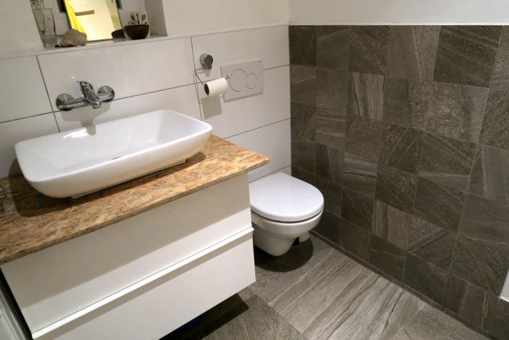 Villa En With Private Floor, 3 Bedrooms, Bathroom, Kitchenette, Host Downstairs With A Cat And 2 Small Dogs --- Cs Soukrome Horni Patro, 3 Loznice, Koupelna, Varic, Balkon - Prizemi Sdilene S Hostitelem, Kockou A 2 Malymi Psy Zlín