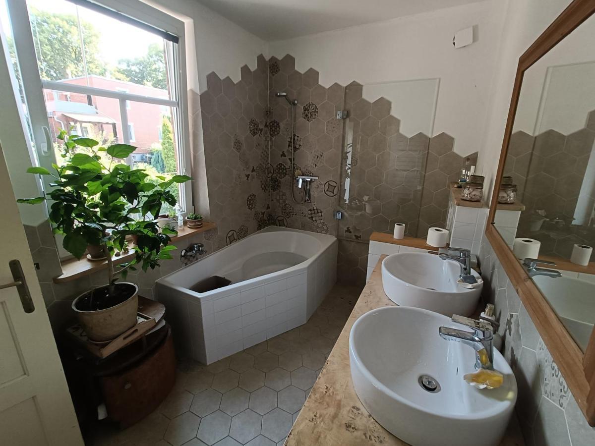 Villa En With Private Floor, 3 Bedrooms, Bathroom, Kitchenette, Host Downstairs With A Cat And 2 Small Dogs --- Cs Soukrome Horni Patro, 3 Loznice, Koupelna, Varic, Balkon - Prizemi Sdilene S Hostitelem, Kockou A 2 Malymi Psy *