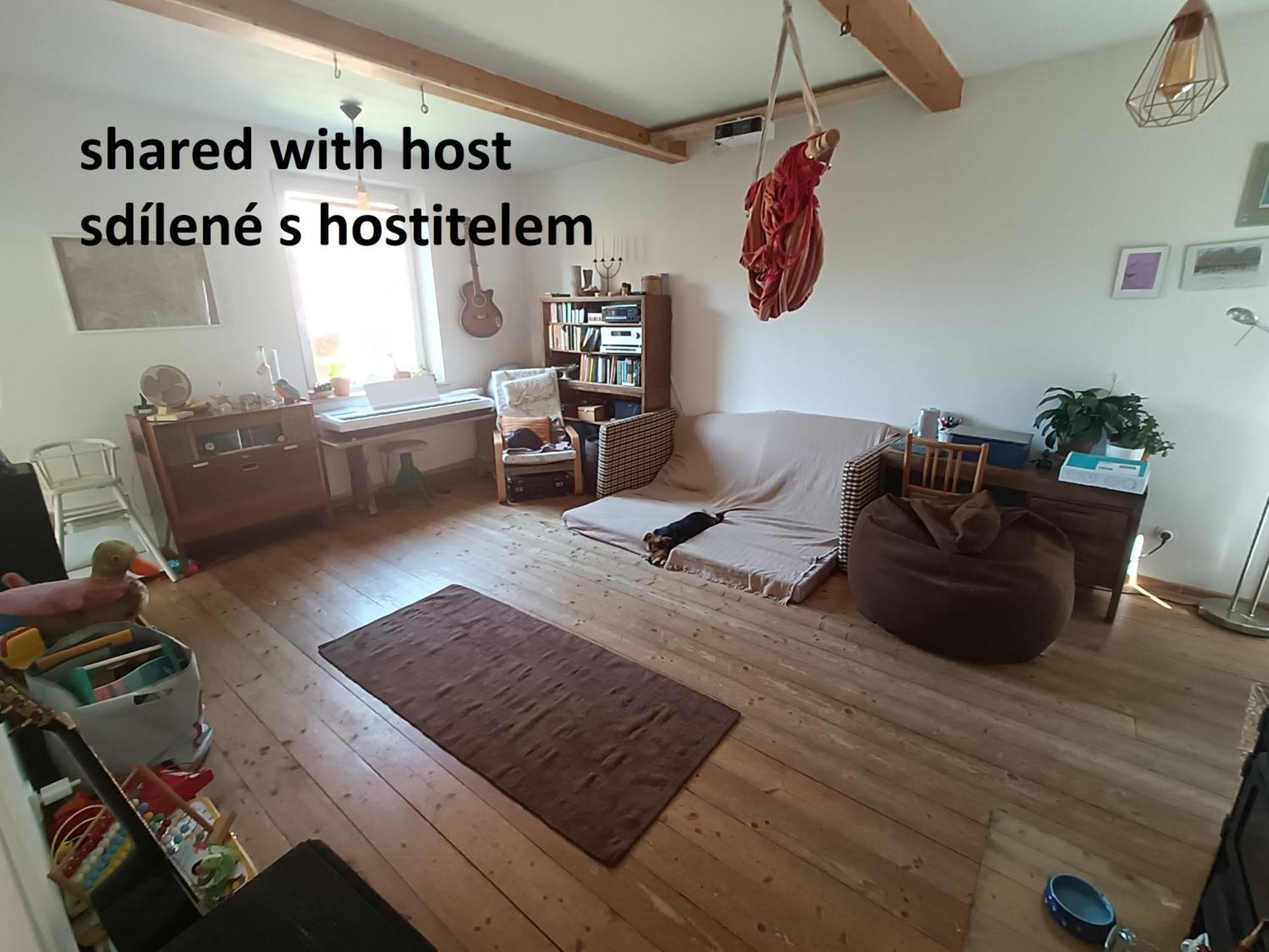 Villa En With Private Floor, 3 Bedrooms, Bathroom, Kitchenette, Host Downstairs With A Cat And 2 Small Dogs --- Cs Soukrome Horni Patro, 3 Loznice, Koupelna, Varic, Balkon - Prizemi Sdilene S Hostitelem, Kockou A 2 Malymi Psy *